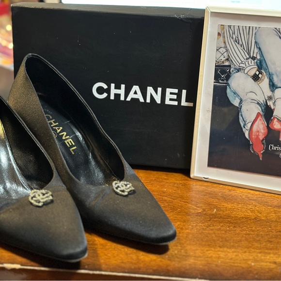 Chanel CLASSIC Pump BLACK HEELS rhinestone CAMELIA on toe US 6 UK36 box included - Picture 2 of 12